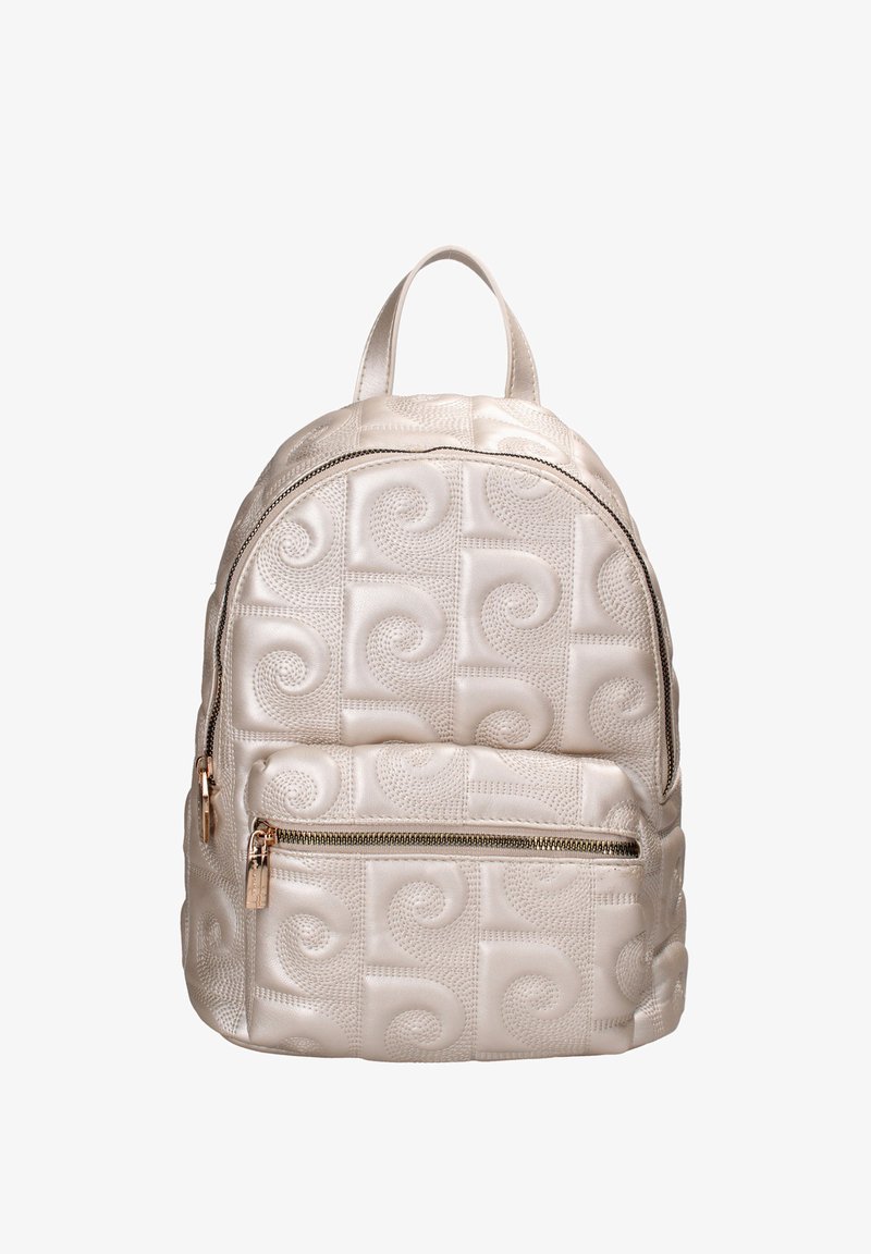 Zaino beige trapuntato con un motivo a spirale testurizzato, dotato di maniglia superiore, doppie cerniere e una tasca frontale con cerniera e accentuazioni metalliche.