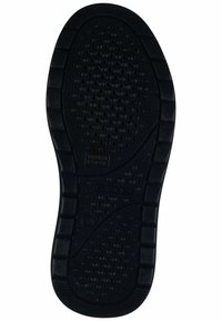 Semelle de chaussure en caoutchouc noire avec motif texturé, trous de ventilation et rainures. Présente le nom de la marque "GEOX" gravé sur le côté.