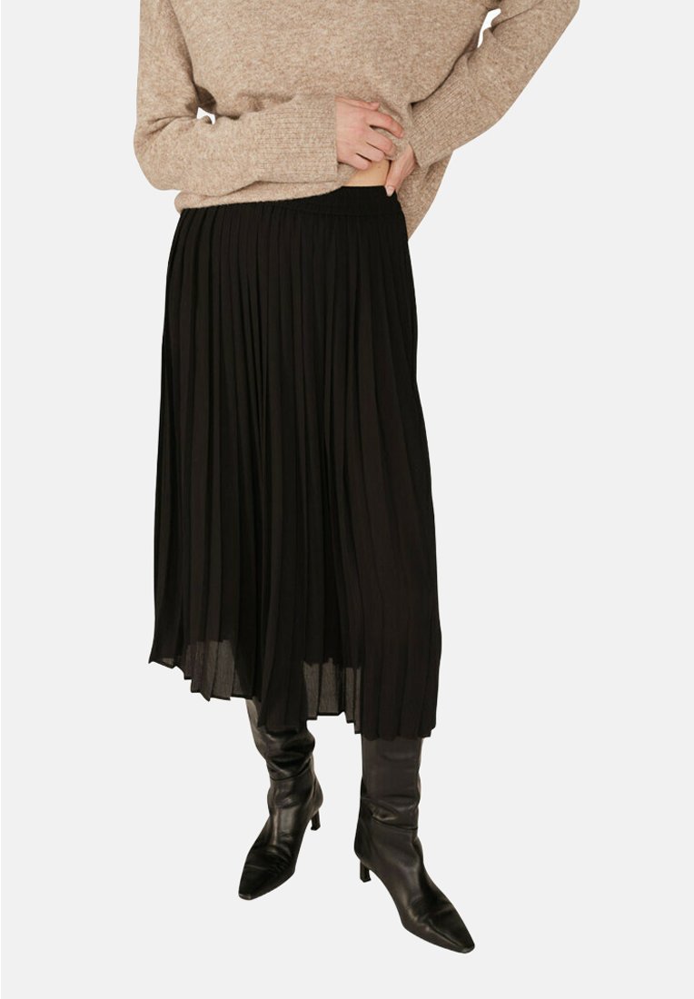 Jupe plissée noire au design fluide, fabriquée en matériau léger, avec une coupe mi-longue et une taille élastique.