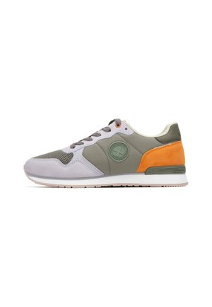 Zapatilla deportiva para hombre con una mezcla de malla gris y ante, acentos de tela verde y una sección trasera naranja. Cuenta con un cuello acolchado y una suela texturizada.