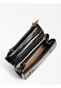 Schwarze Handtasche mit Krokodilprägung und goldenen Beschlägen, ausgestattet mit einem Reißverschlussfach und einem beigen Innenraum mit bedrucktem Branding.