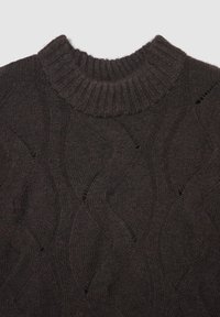 Dunkelbrauner gestrickter Pullover mit einem gerippten Stehkragen, ausgestattet mit einem Zopfmuster und einer weichen Textur. 