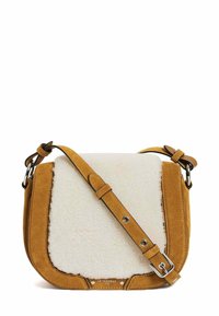Borsa a tracolla in suede gialla con una parte anteriore in pelliccia sintetica bianca, tracolla regolabile e dettagli in metallo argentato. Nota la cucitura particolare sui bordi.