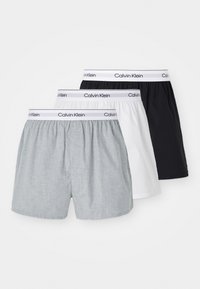 Calvin Klein Herrenboxershorts in Grau, Weiß und Schwarz; verfügen über einen elastischen Bund mit Logo und eine lockere Passform. Hergestellt aus atmungsaktivem Baumwollgemisch.