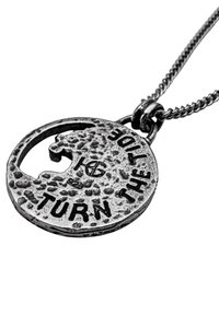 Hänge i silverton med en strukturerad yta som har en vågdesign och präglad text "TURN THE TIDE." Fäst vid en kedja.