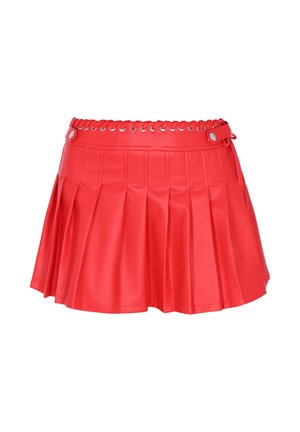 Roter, plissierter Minirock mit Schnürungsdetail am Bund und Druckknöpfen an den Seiten, aus glänzendem Material, auf weißem Hintergrund dargestellt.