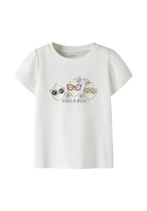 Camiseta blanca de manga corta con tres limones con gafas de sol y texto "SOL Y DIVERSIÓN" debajo.