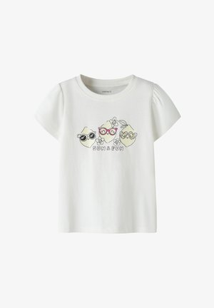 Camiseta blanca de manga corta con tres limones con gafas de sol y texto "SOL Y DIVERSIÓN" debajo.