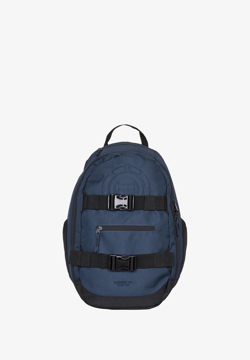 Marineblauwe rugzak gemaakt van duurzaam stof, met zwarte riemen, een voorvak met rits en twee horizontale sluiting gespen voor een veilige sluiting.