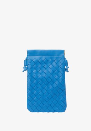 Niebieska skórzana torba o plecionej fakturze, prostokątnym kształcie, zamknięciu od góry i węzłowych akcentach uchwytów. Gładkie wykończenie z delikatnym połyskiem.