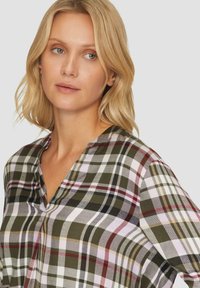 Gestreepte overhemd in groen, wit en rood met knoopsluiting. Heeft een V-hals en een losse pasvorm met een zachte textuur.