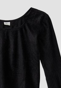 Zwarte top met een ronde halslijn, gemaakt van textiel met een structuur in verticale plooien. Lange mouwen en een zachte, pluizige uitstraling. Merkenlabel zichtbaar.