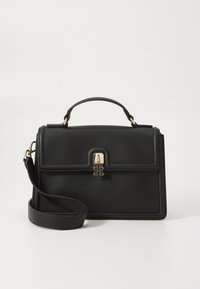 Schwarze Lederhandtasche mit strukturierter Form, oberem Griff und abnehmbarem Schulterriemen. Verfügt über goldfarbene Beschläge und einen markanten Verschluss.