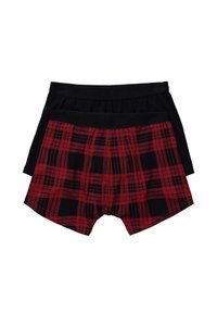 Deux paires de boxers : l'un rouge avec un motif écossais noir et l'autre noir uni. Les deux ont des ceintures élastiques avec le nom de la marque gravé.