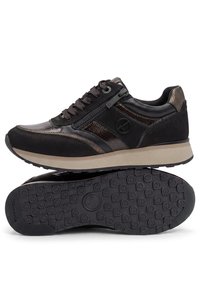 Μαύρο και καφέ sneaker χαμηλού ύψους με κορδόνια, πλαϊνό φερμουάρ, υφή στην σόλα και επενδεδυμένη μπεζ ενδιάμεση σόλα, εμφανίζεται από πλαϊνές και κάτω όψεις.