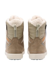 Stivaletti in pelle scamosciata marrone e tessuto con imbottitura soffice, colletto imbottito e linguetta posteriore; presenta sottili accenti grigi e suola bianca.