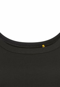 Sort tanktop med rund halsudskæring, syede kanter og en subtil gul detalje nær kraven. Glat tekstur, tætsiddende design.