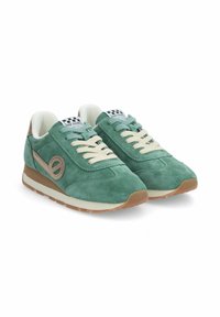 Baskets en suede vert avec une semelle en caoutchouc beige clair et des lacets crème. Présente un détail de logo sur le côté et une étiquette à langue à carreaux.