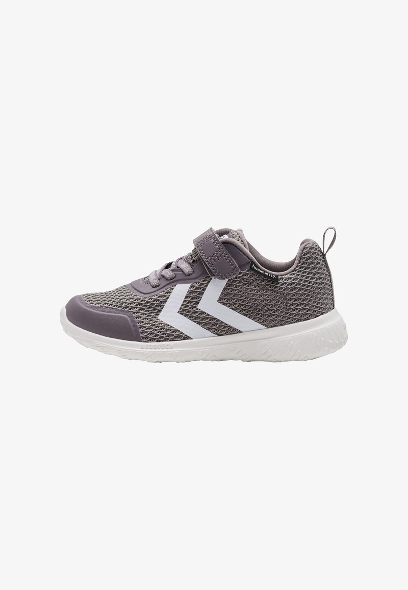 Lila Netzsport Schuh mit weißen Akzenten, ausgestattet mit einem Klettverschluss, abgerundetem Zehenbereich und strukturierten Sohlen für besseren Halt.