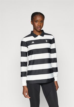 Polo de manga larga a rayas blancas y negras con cuello, que presenta un logo de Adidas y un emblema de la Juventus en el pecho.