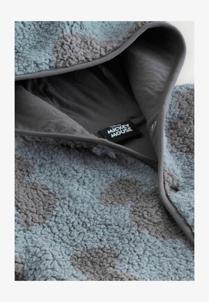 Polarowa bluza z kapturem w jasnoniebieskim i szarym kolorze, charakteryzująca się miękką, teksturowaną powierzchnią z wzorem ciemnoszarych plam. Zawiera szare podszycie i metkę.