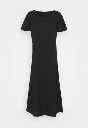 Czarna sukienka z krótkim rękawem i okrągłym dekoltem, wykonana z miękkiego materiału, o luźnym, swobodnym kroju i długości do kolan.