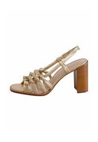 Guld læder slingback sandal med vævede stropper og en kraftig træhæl. Firkantet tå design og glat, skinnende tekstur.