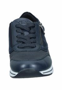 Sneaker blu scuro con una combinazione di pelle liscia e tessuto texture. Presenta lacci e una cerniera laterale. Suola bianca con linee a contrasto.