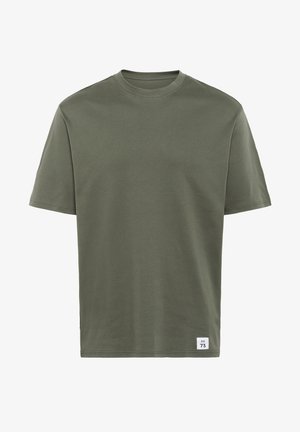 Olivgrünes Baumwoll-T-Shirt mit Rundhalsausschnitt, kurzen Ärmeln und geradem Saum. Hat ein kleines weißes Etikett auf der linken unteren Seite.