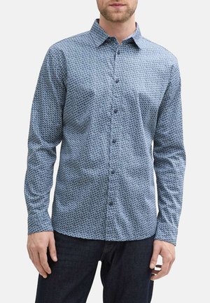 Blau gemusterte Hemd mit langen Ärmeln, aus einem strukturierten Stoff. Verfügt über einen Kragen und dunkle Knöpfe, getragen mit dunklen Jeans.