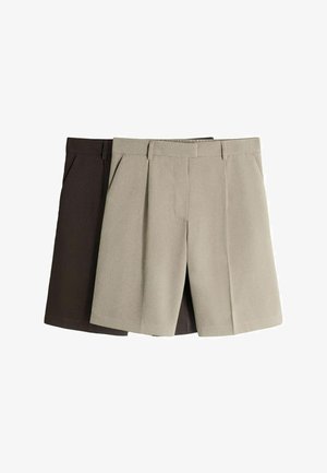 Deux paires de shorts sur mesure, un beige à l'avant et un marron foncé à l'arrière, tous deux avec passants de ceinture et poches latérales.
