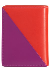 Portafoglio bifold realizzato in pelle liscia, con un design geometrico rosso e viola. Angoli arrotondati e dettagli di cucitura a contrasto.