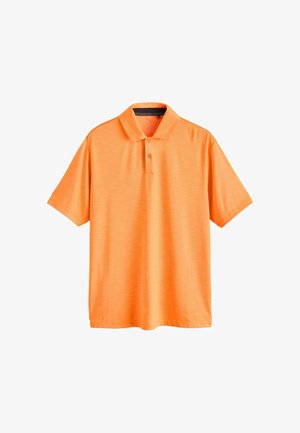 Leuchtend orangefarbenes Kurzarm-Poloshirt mit Zwei-Knopf-Leiste und klassischem Kragen, präsentiert auf weißem Hintergrund.