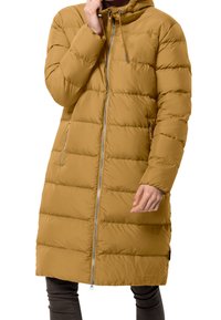 Lång, puffig senapsgul kappa med dragkedja, hög krage och huva. Har quiltade sektioner och sidofickor. Slätt, lätt material.