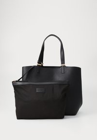 Czarna torba typu tote z gładkiej skóry, wyposażona w dwa uchwyty oraz odpinaną czarną kieszeń z tkaniny płóciennej z zamkiem błyskawicznym i detalem z logo.