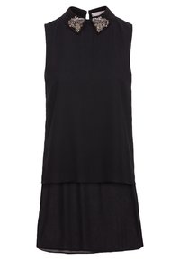 Top sans manches noir avec un col texturé et orné. Présente un design en couches avec une silhouette droite et un ourlet inférieur légèrement transparent.