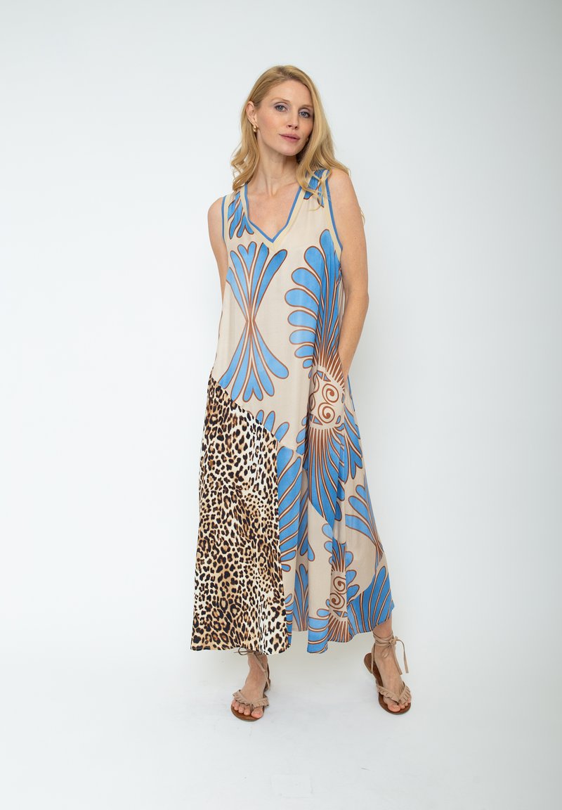 Ärmelloses Kleid mit einem hellbeigen Hintergrund und blauen Blumenmustern sowie einem Leopardenprint-Bereich. Lockere Passform, leichtes Material.