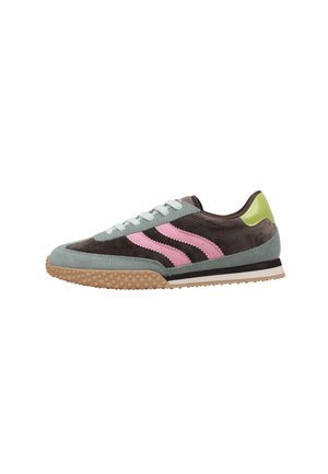 Sneaker a basso profilo in suede marrone scuro, rifiniture verde chiaro, strisce rosa, suola in gomma e linguetta del tallone verde brillante.