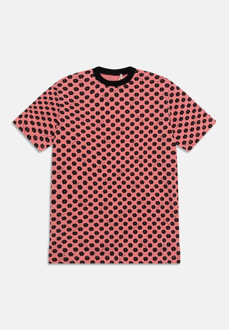 T-shirt manches courtes en tissu rose avec un motif floral noir, doté d'un col côtelé noir et d'une coupe décontractée.