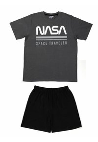 T-shirt in cotone grigio con la scritta "NASA SPACE TRAVELER" stampata in bianco; abbinato a pantaloni corti in cotone neri con elastico in vita.