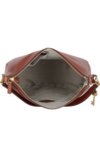 Sac à main en cuir marron avec une finition lisse, ouverture zippée et doublure beige. Comprend un charme de clé en métal doré et une bandoulière ajustable.