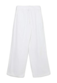 Pantalons larges en tissu blanc. Présentent une texture douce, une taille cintrée et des poches latérales. Aucun motif ou métal visible.