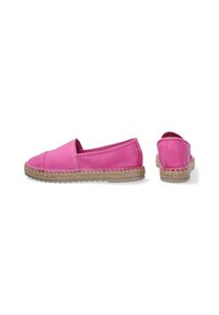 Růžové kožené espadrilky s tkaným jutovým podpatkem a plochým podpatkem. Design zahrnuje kulatou špičku a elastické strany pro snadné obutí.