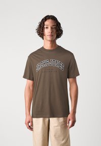 Jack & Jones JJECALEB VARSITY TEE O NECK 2 PACK - Majica kratkih rukava s printom - vineyard wine/brown
