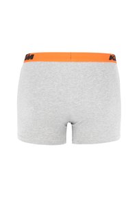 Graue Boxershorts mit einem orangen Gummibund, der ein schwarzes Logo zeigt. Der Stoff wirkt weich und dehnbar, ausgelegt für Komfort.