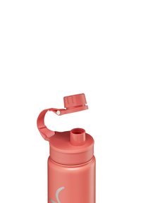 Roze geïsoleerde waterfles met een brede opening, siliconen band en een schroefdop. Glad oppervlak en subtiele logo-details nabij de basis.