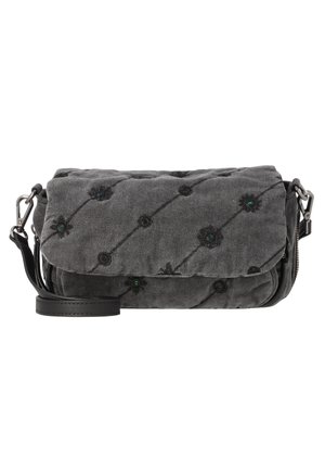 Sac bandoulière en jean matelassé gris foncé avec broderie florale noire, centres de perles verts, fermeture à rabat et bandoulière noire amovible.