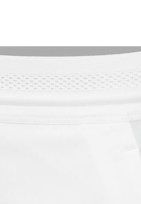 Pantalones cortos deportivos blancos con una cinturilla texturizada y transpirable, y un tejido suave, diseñados para ofrecer comodidad y flexibilidad durante actividades físicas.