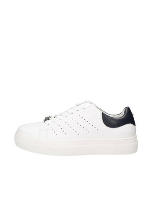 Sneaker bianca con tomaia in pelle liscia, accentuazione blu navy sul tallone, punta rotonda, design perforato sul lato e suola in gomma bianca spessa.