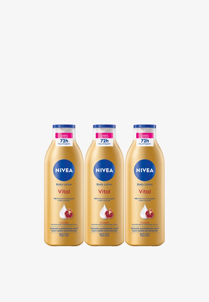 Drei goldfarbene NIVEA Vital Körperlotion-Flaschen mit blauen Deckeln, gekennzeichnet für 72 Stunden Feuchtigkeit und Granatapfel-Macadamia-Serum, nebeneinander angeordnet.